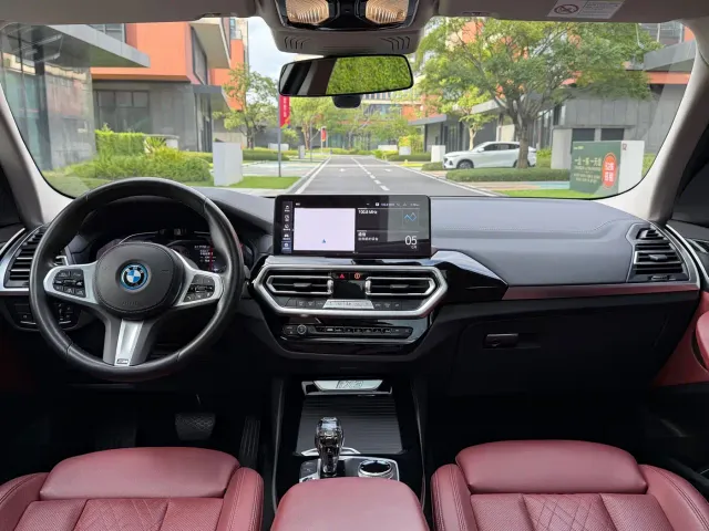 BMW iX3 — Фото автомобиля 13