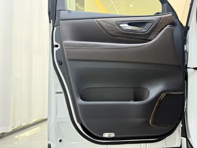 Toyota Alphard — Фото автомобиля 3
