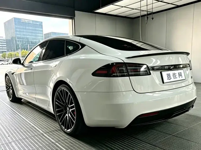 Tesla Model S — Фото автомобиля 7