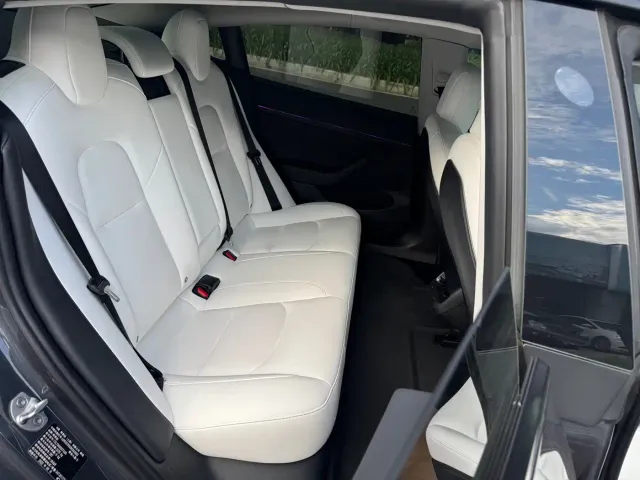 Tesla Model 3 — Фото автомобиля 6