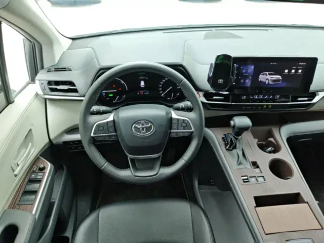 Toyota Sienna — Фото автомобиля 10