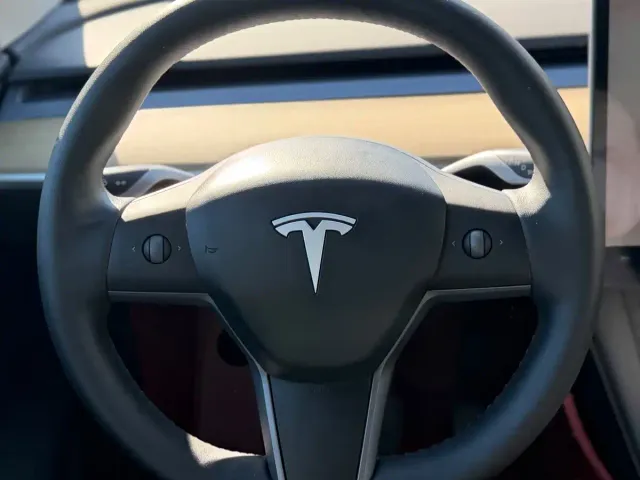 Tesla Model Y — Фото автомобиля 10