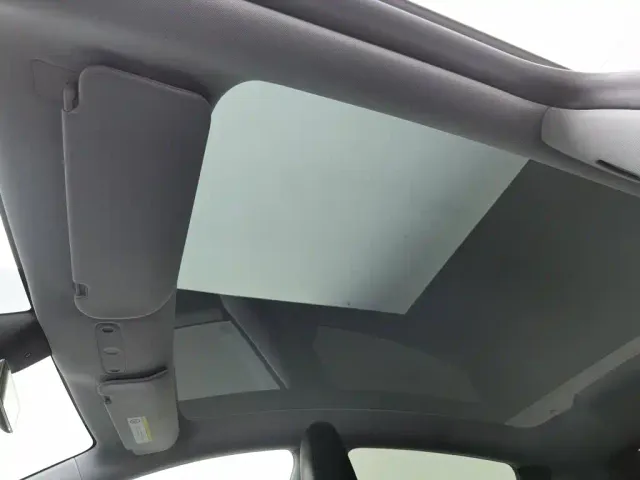 Tesla Model Y — Фото автомобиля 14