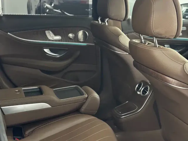 Mercedes-Benz E-Class — Фото автомобиля 8