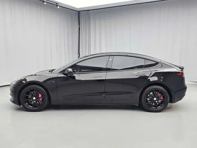 Tesla Model 3 — Фото автомобиля 3