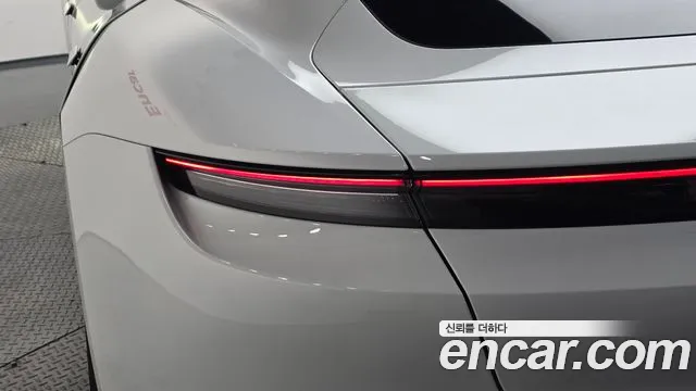 Porsche Taycan — Фото автомобиля 8