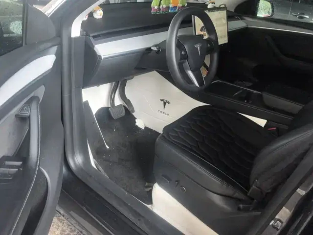 Tesla Model Y — Фото автомобиля 9