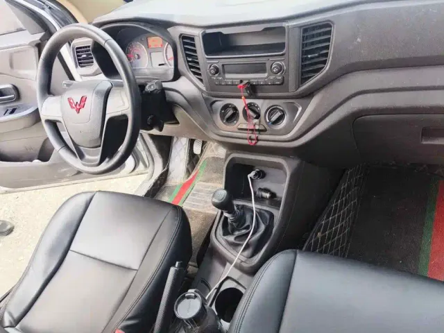 Wuling Hongguang V — Фото автомобиля 11