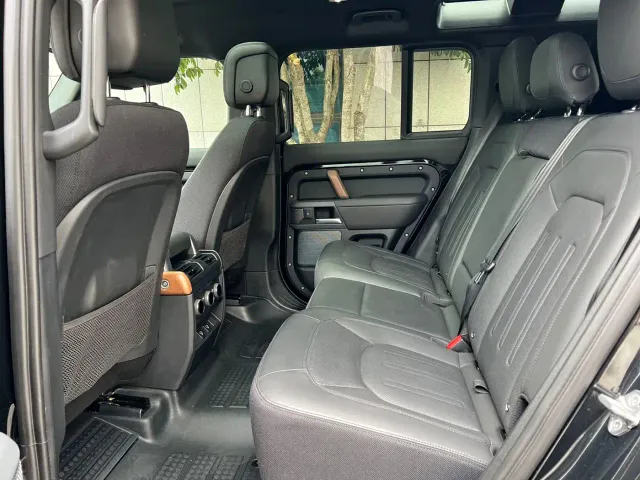 Land Rover Defender — Фото автомобиля 6