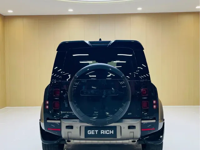 Land Rover Defender — Фото автомобиля 8