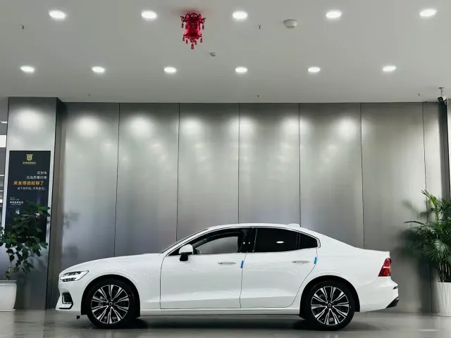 Volvo S60 — Фото автомобиля 9