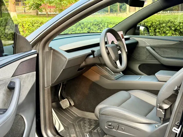Tesla Model Y L — Фото автомобиля 7