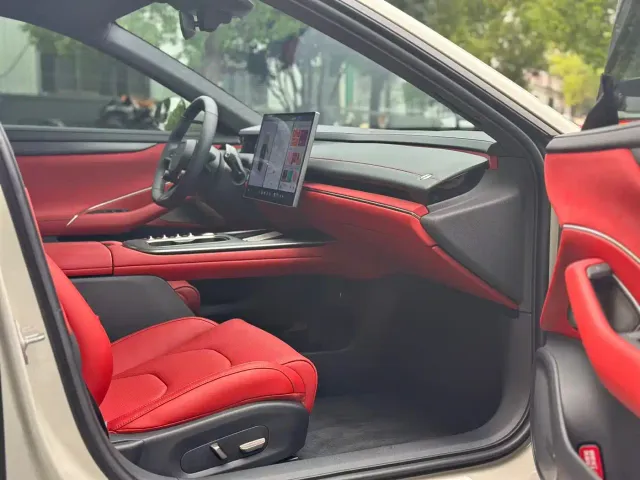 Xiaomi SU7 — Фото автомобиля 14
