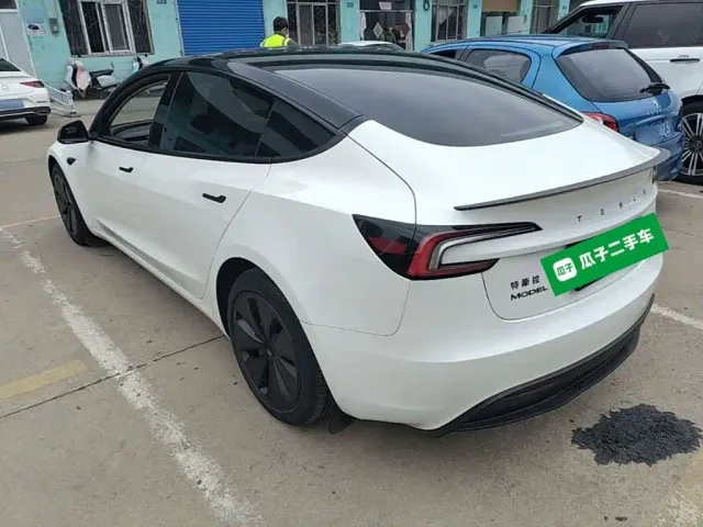 Tesla Model 3 — Фото автомобиля 4