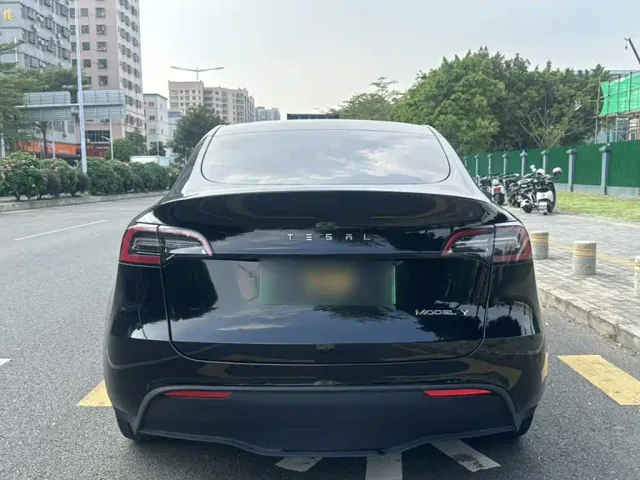 Tesla Model Y — Фото автомобиля 7