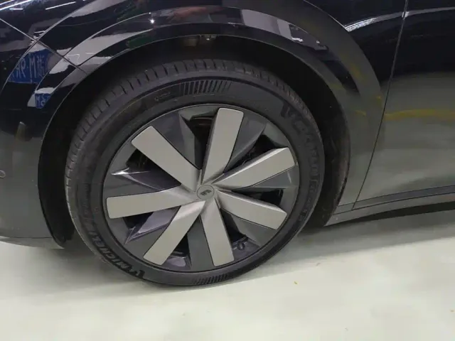 Li Auto i8 — Фото автомобиля 22