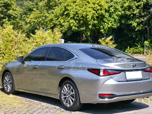 Lexus ES — Фото автомобиля 5