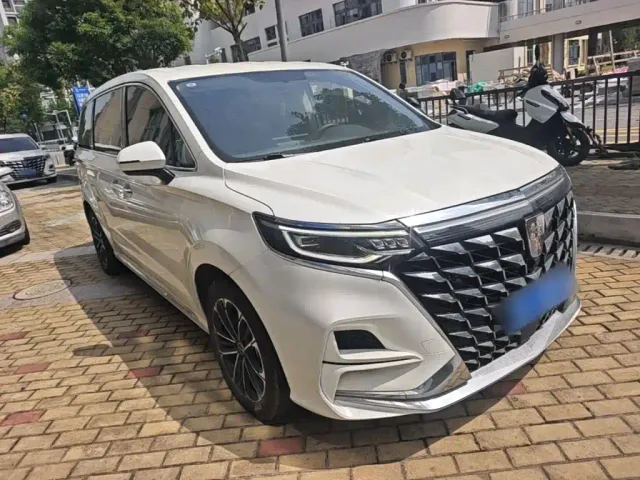 Roewe iMAX8 — Фото автомобиля 3