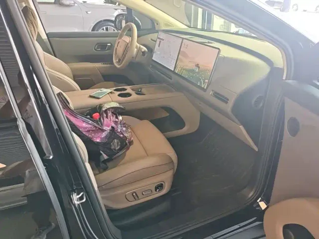Li Auto i8 — Фото автомобиля 24