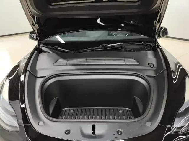 Tesla Model Y — Фото автомобиля 19