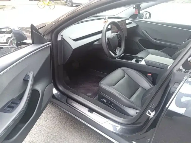 Tesla Model 3 — Фото автомобиля 15