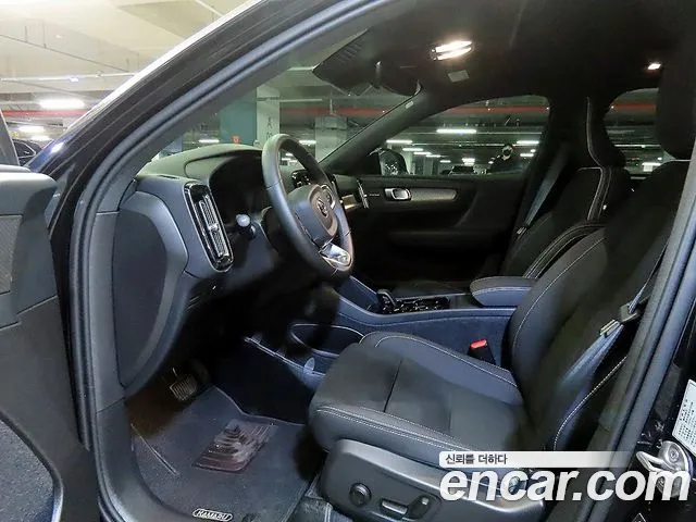 Вольво XC40 — Фото автомобиля 6