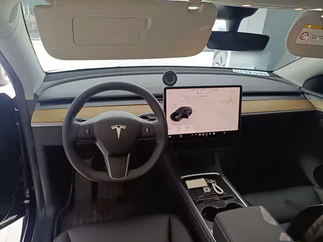 Tesla Model Y — Фото автомобиля 9