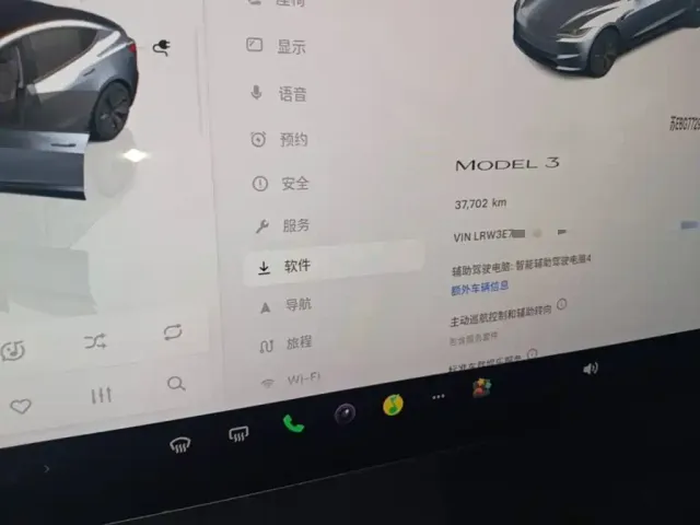 Tesla Model 3 — Фото автомобиля 11