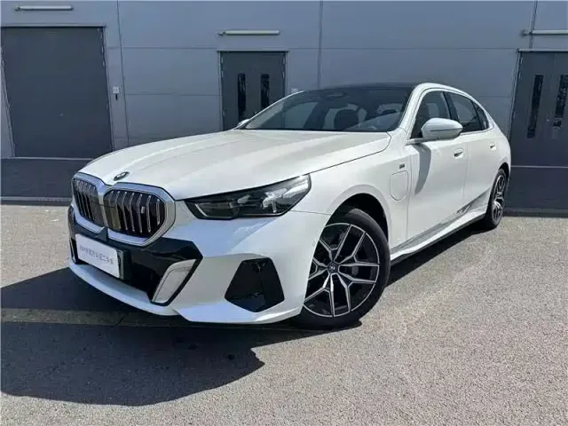 Фотография автомобиля — BMW i5