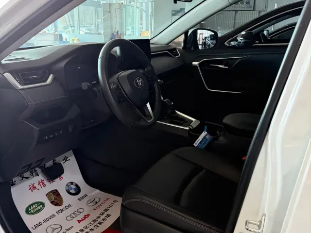 Toyota RAV4 — Фото автомобиля 5