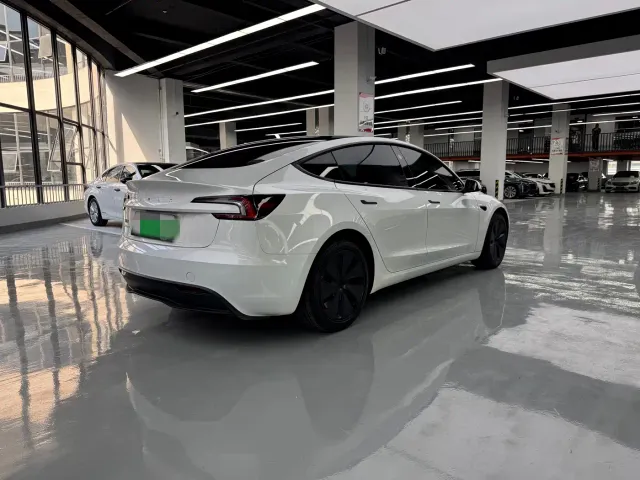 Tesla Model 3 — Фото автомобиля 10