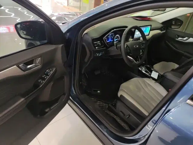 Ford Escape — Фото автомобиля 12