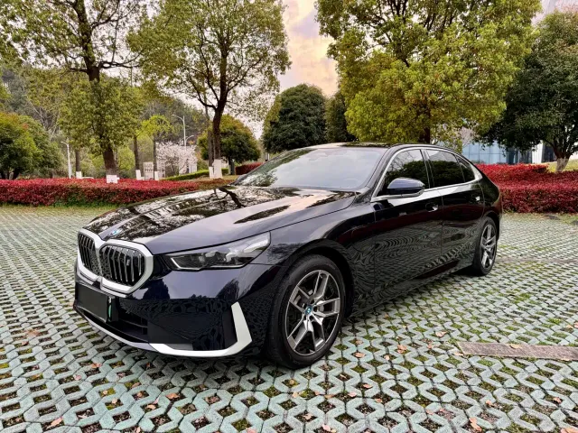 Фотография автомобиля — BMW i5