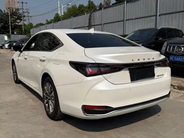 Lexus ES — Фото автомобиля 14