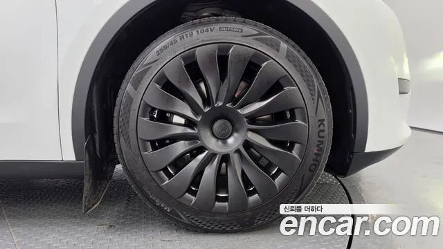 Tesla Model Y — Фото автомобиля 21