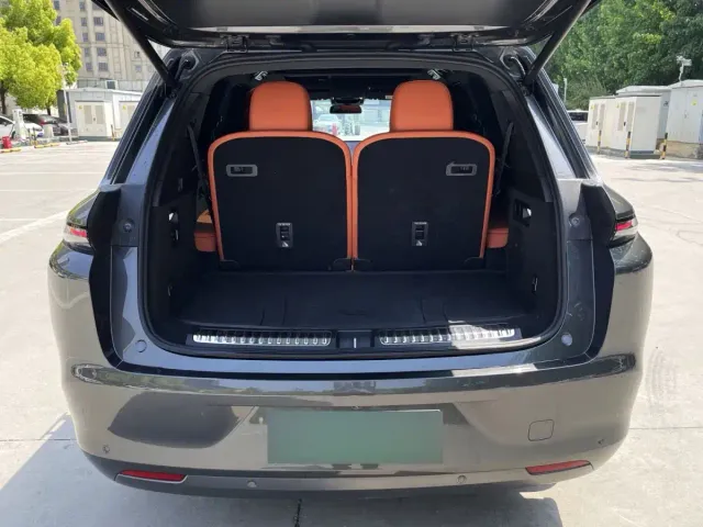 Li Auto L8 — Фото автомобиля 9
