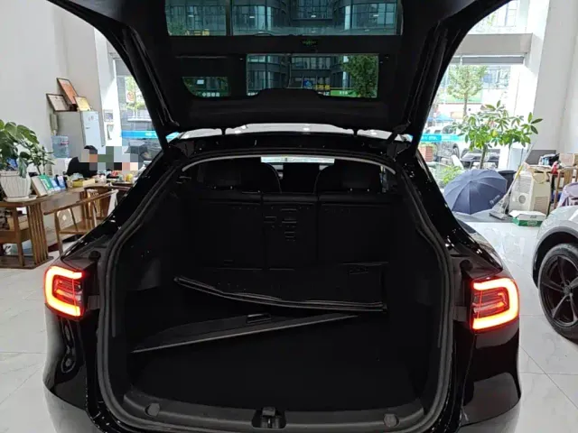 Tesla Model Y — Фото автомобиля 18