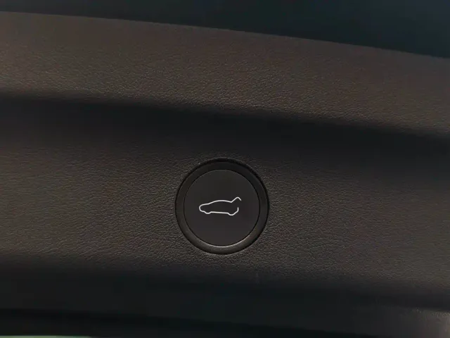 Tesla Model Y — Фото автомобиля 16