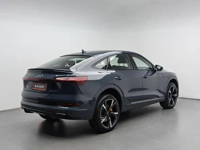 Audi e-tron — Фото автомобиля 2