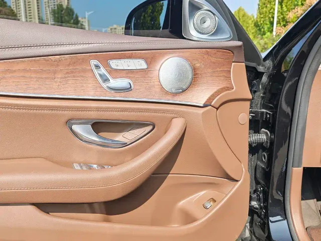 Mercedes-Benz E-Class — Фото автомобиля 18