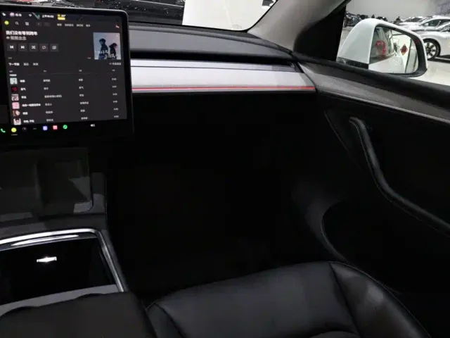 Tesla Model Y — Фото автомобиля 15