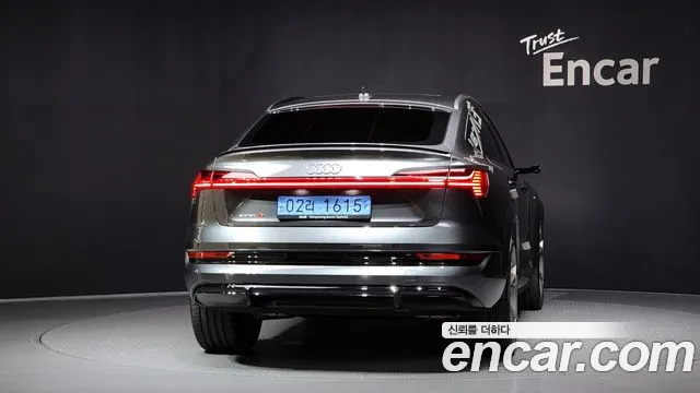 Audi e-tron — Фото автомобиля 4