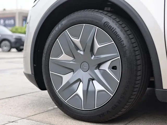 Tesla Model Y L — Фото автомобиля 8