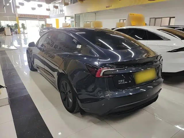 Tesla Model 3 — Фото автомобиля 4