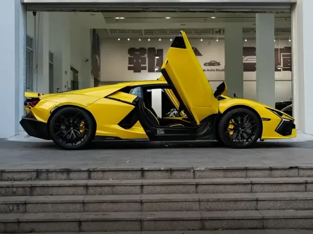 Lamborghini Revuelto — Фото автомобиля 4