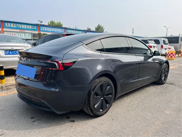 Tesla Model 3 — Фото автомобиля 4