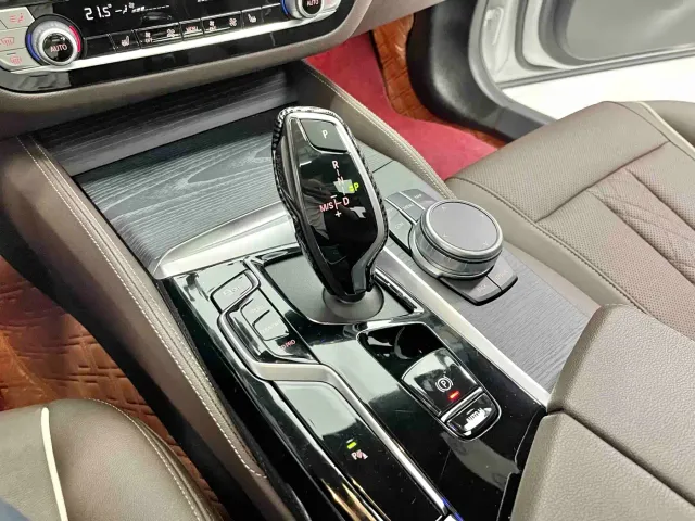 BMW 5 Series — Фото автомобиля 12