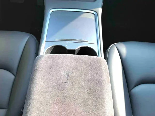 Tesla Model Y — Фото автомобиля 12