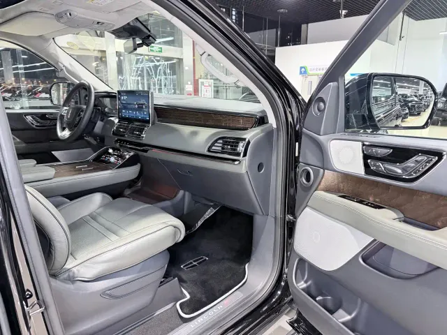 Lincoln Navigator — Фото автомобиля 16