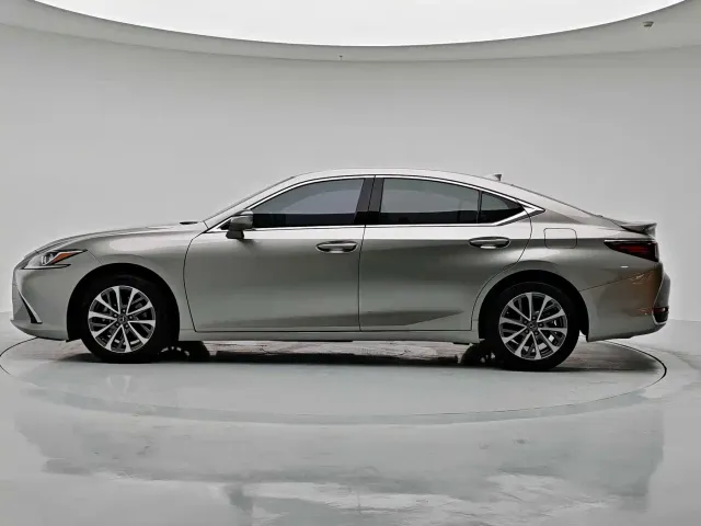 Lexus ES — Фото автомобиля 8